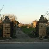 Proprio sull�altro lato della strada invece, in contrapposizione al curato terreno appena intravisto, spunta un pezzetto di terra pi� disordinato introdotto da due colonne in pietra a ridosso della strada...